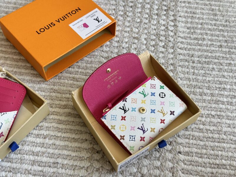 56f67847e4.jpg 145 boxes
size:11*9cm
Cute things can heal everything
The white tri colored coin purse from L's family is truly outstanding
The oil and wax edges on both sides are very textured!
White tri color with a red lining!
It's really amazing! retract