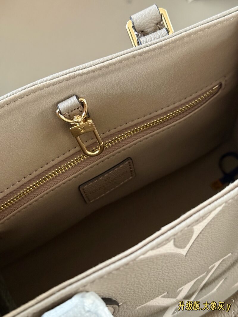 5701d32af9.jpg 235 box
Mother's Day Gift
Size: 25 * 20cm (small)
Excellent quality, understand the goods ??
It's really too advanced!
Warm, gentle, and creamy Iv on the go tote bag
Elephant Grey has a gentle and elegant temperament!
Search Lv on the go shopping bag