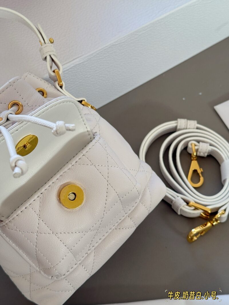 5709b48c5b.jpg 310, 330 with box cowhide
Size: 15 * 15cm (small)
20 * 24cm (large)
D Home Caro Bucket Bag
Tengge pattern design is classic and stylish!
The shoulder strap can be matched freely and is exquisite and practical~I really like it. The whole person is ele...