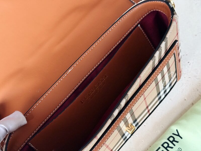 570d94159b.jpg 225 boxes
size:25*18cm
Bur Classic Magog Postman Bag!
Comes with vintage temperament.
Canvas looks more textured and unique than full leather.