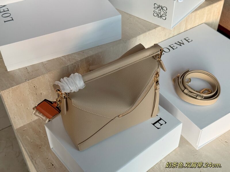 5714fdd753.jpg 320 box
Size: 24 * 15cm (large)
Loewe Geometry Package Puzzle
The latest version of woven shoulder straps
Clean Puzzle Edge is very advanced!
?? Cowhide quality!
Completely hold on!