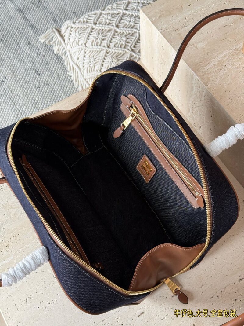 5719a5d80f.jpg 320310 comes with a complete set of packaging
Size: 35 * 22cm (large)
28 * 15cm (small)
Miumiu bowling/briefcase/
Miu is here to steal money again! The new denim briefcase is here!
It's nice to carry on your back
The appearance is Princess Miumiu!