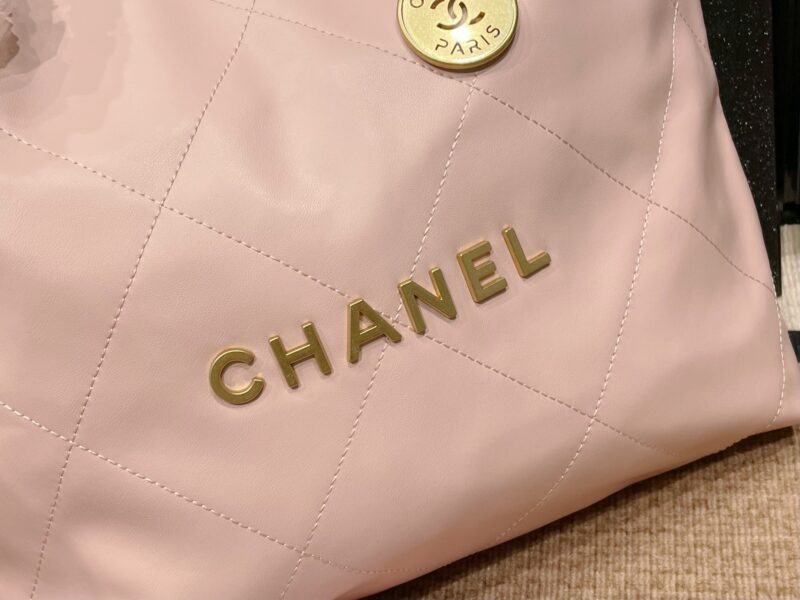 Folding box
Chanel garbage bag
The physical object with a relatively large capacity is stunning!
Can be carried by hand, shoulder crossed, or slung over the back
The upper body is also very beautiful, showing off one's temperament
It really smells go...