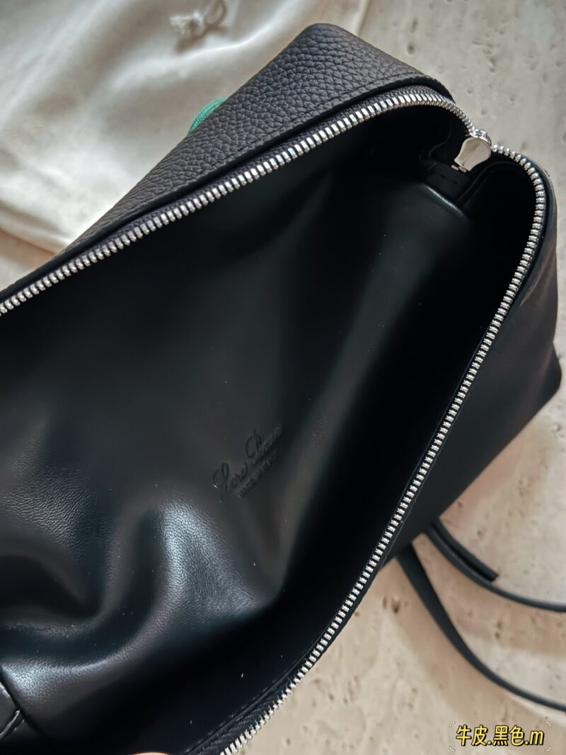 572d449096.jpg 320 cowhide/matching box
size:23*32cm
Loro Piana backpack goes viral/
Loro Piana's backpack is finally waiting for you!
New favorite backpack
Great! It's low-key and tasteful!
Ultra gentle color wrap
The first layer of cowhide is very durable!