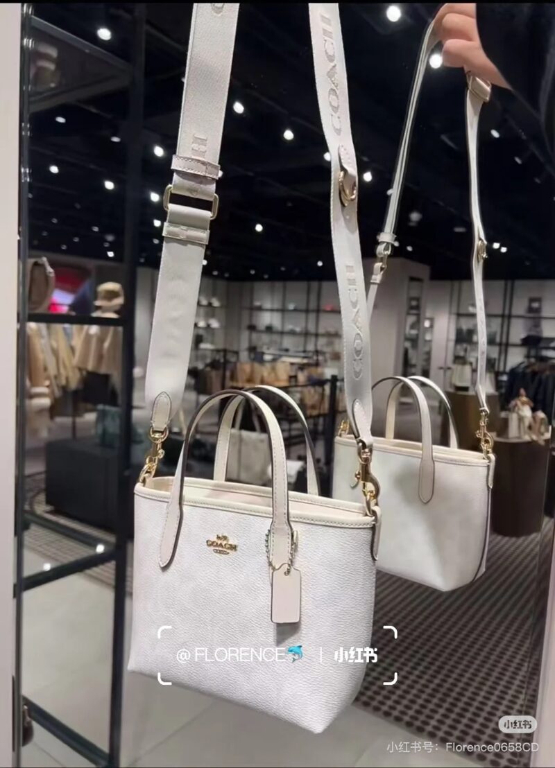 5731fffae1.jpg Coach | New Mini Tote Glacier White is too beautiful~
Gentle girl should have a girl's heart bag
Paired with long and wide shoulder straps, providing ample comfort
Retro and versatile~