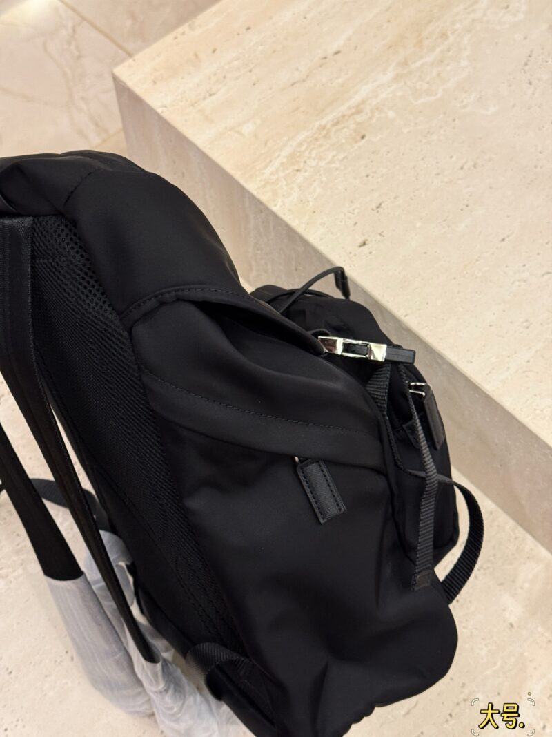 574796b330.jpg 245275 without box
Size: 27 * 45cm (large)
26 * 37cm (small)
Brother, get the same style now!
Practical and handsome, while strolling around with a strong presence
Prad backpack/tactical bag