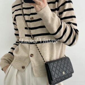 Bento bag p235
Chanel Chanel 25C Carefully Selected
The whole internet knows that the price of 24C has been indirectly adjusted. Although this cute lunch box bag belongs to small leather goods, the price allows me to climb Chanel again. It is also a ...