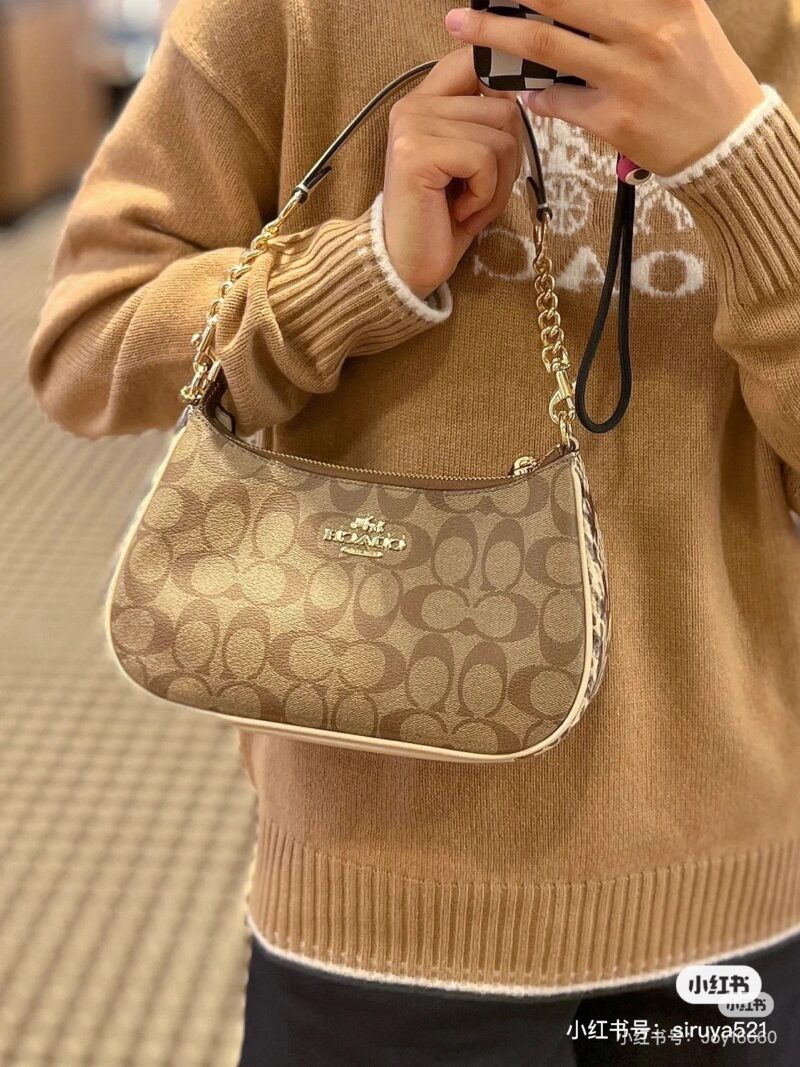 COACHTERI Underarm Shoulder/Crossbody Bag with Convex Features
Teri Shoulder Bag, new vintage crossbody bag with snake patterns on both sides, V Size size approximately 24x15x7.5cm
Both long and short shoulder straps are detachable.
Finally, please a...