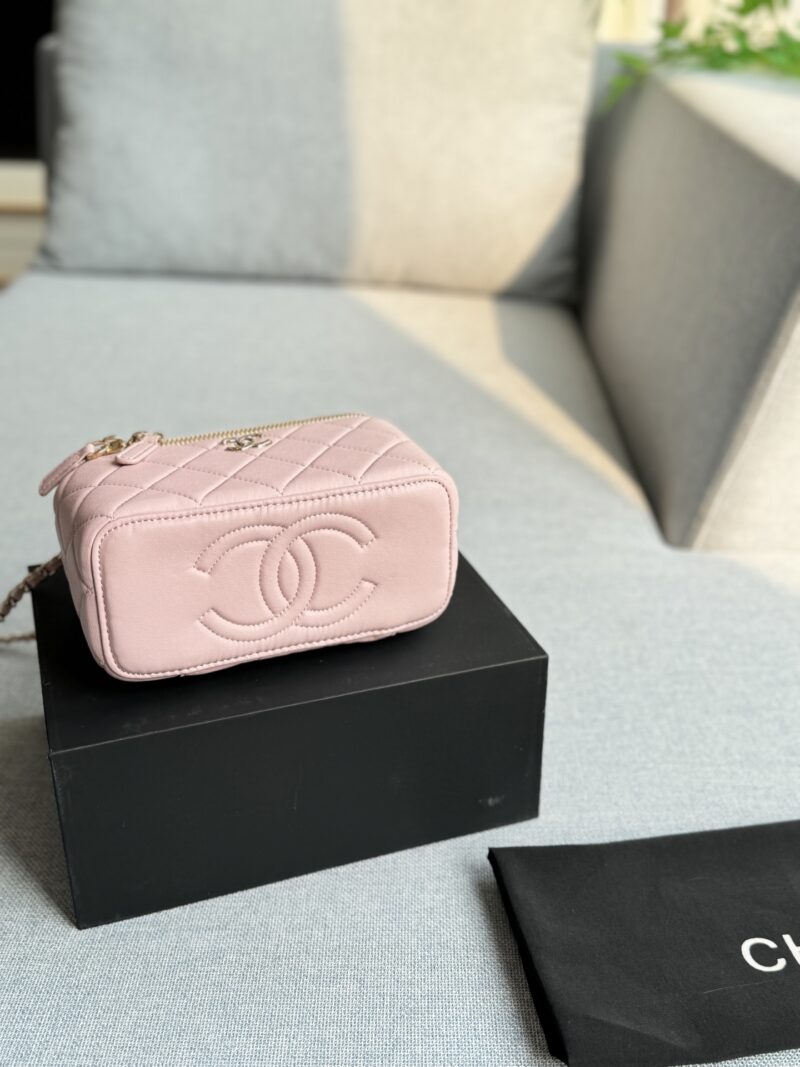 5782dad7ab.jpg 200 complete gift boxes
size:18×10
CHANEL Knitted Handheld Makeup Bag, Makeup Box, Chain Bag, Single Shoulder Crossbody Bag
Truly super invincible and adorable~
Full of fairy spirit~A must-have for daily purchases, little sister~
Always showcase y...