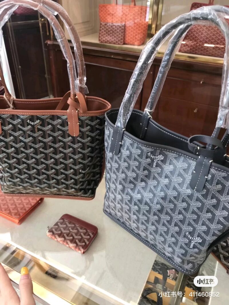 Goyard double-sided tote small shopping bag perfectly matches summer. Recently, major brands have released mini models, and the popular dog tooth is no exception. As soon as I heard about the mini, I found it very cute and suitable for little girls. ...
