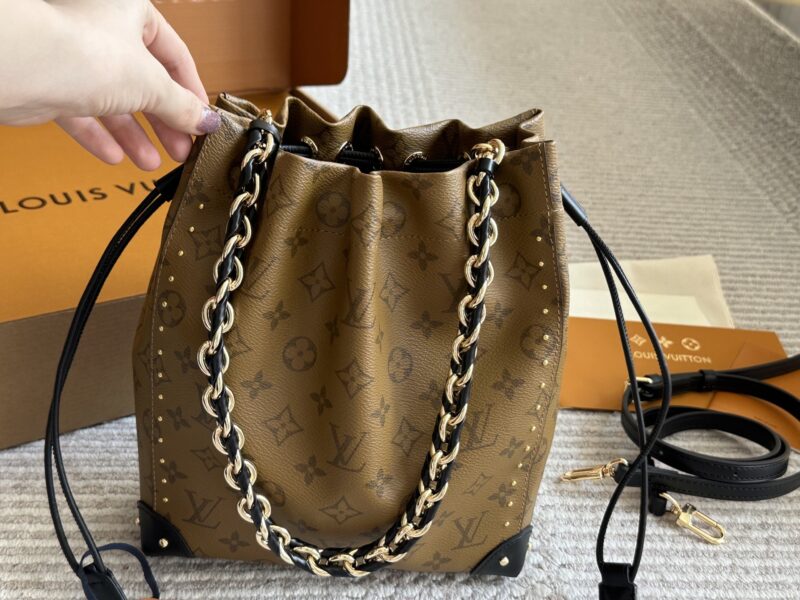 5796f2f436.jpg 235 box new model
size:22*26cm
L Home New Product Showcase Water Bucket Bag/Lucky Bag
In addition to the classic method of carrying baskets
I also provided an extra shoulder strap/
Can be worn on one shoulder or crossbody!
It also comes with an inn...