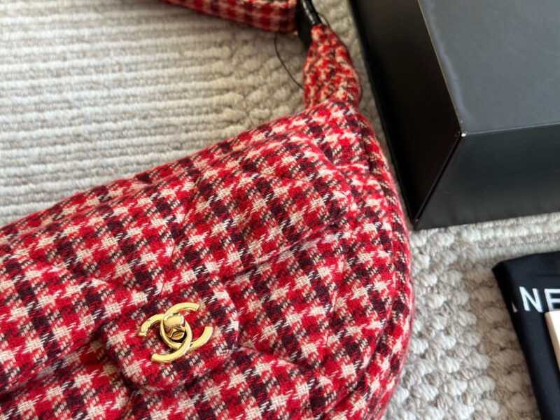 Box pairing
Chanel 24N Jennie Same Style
24N Chanel is quite impressive
I used to love this red small shoulder bag very much when I read lookbook before. I was lucky enough to get it on the first day of its launch. It weighs very light and is very re...