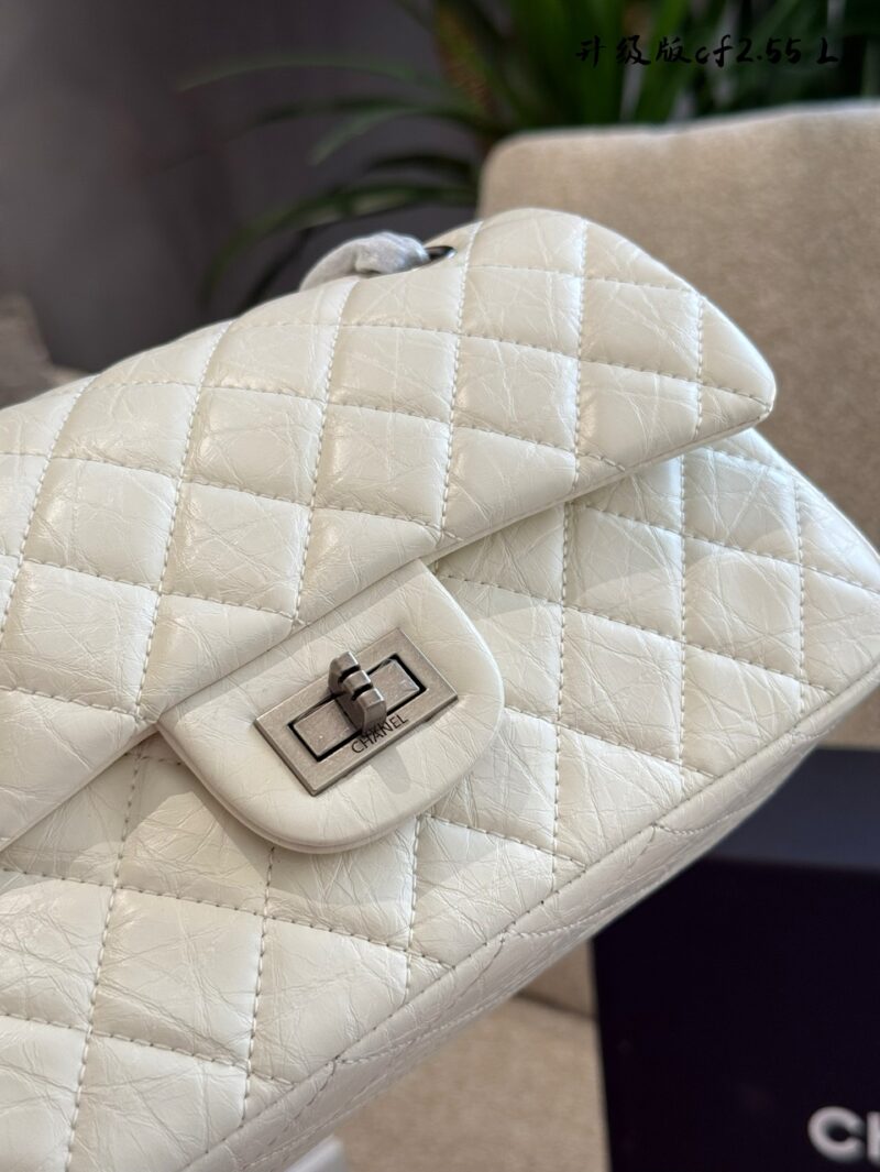 57a2378cf0.jpg Chanel CF 2.55 Medium P255
No matter what clothes you wear, a Chanel handbag,
They can add a trendy color to your outfit.
Elegant commuting yet gentle, classic retro, the C-seat in the crowd
Easy to match with different occasions~
The shoulder strap ...