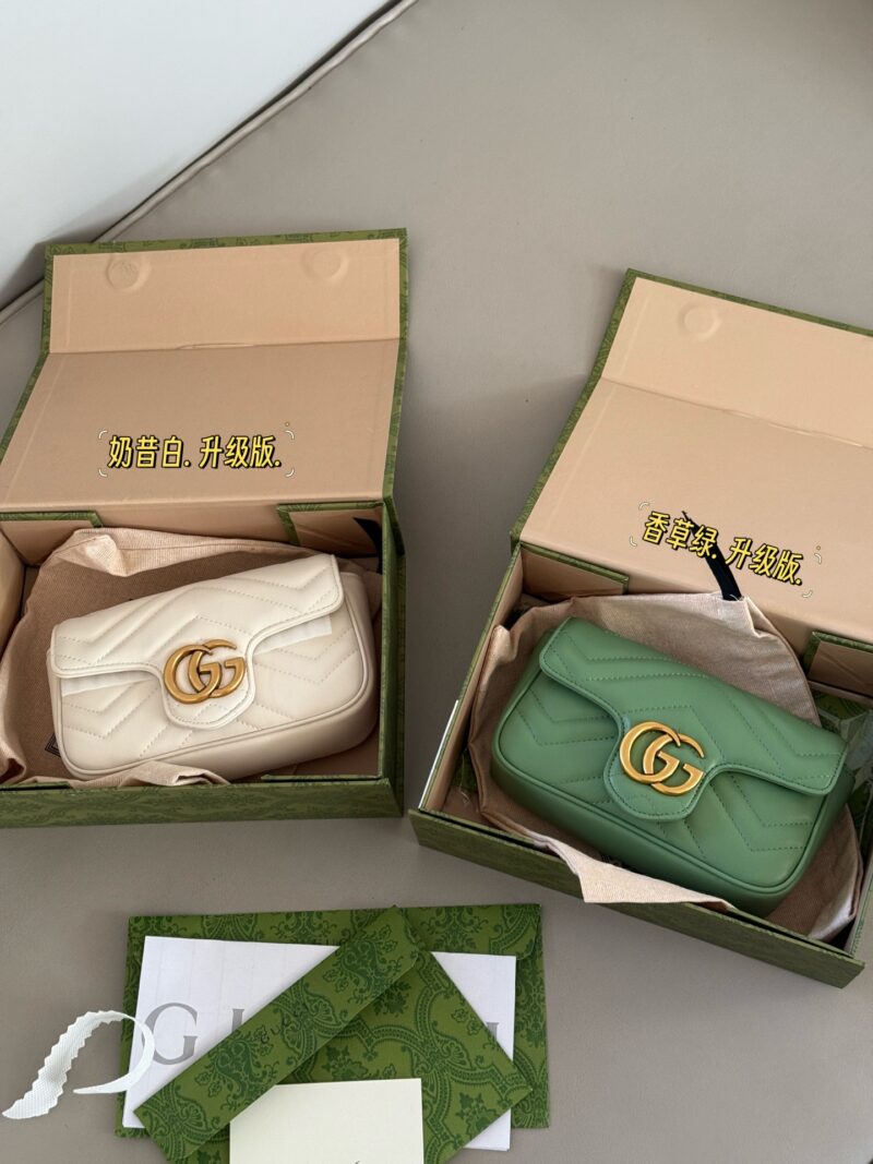 57ac42fce9-1.jpg 195 box
size:16.5cm
GG Marmont Vanilla Green/Milk Shake White
Clear and refreshing summer~
Must buy Mamon bag
Marmont's most classic double G