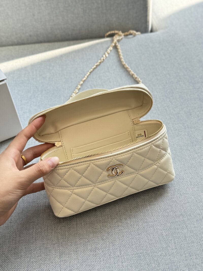 57c4974b0e.jpg 210 Complete Gift Box Set
size:19×12
CHANEL 25C Handheld Logo Caviar Lunch Box Bag Makeup Box Makeup Box Bag Chain Bag Shoulder Cross Shoulder Handbag
Fragrant lunch box hobo
Also known as a wandering bag
The bag is lightweight and has capacity
Ex...