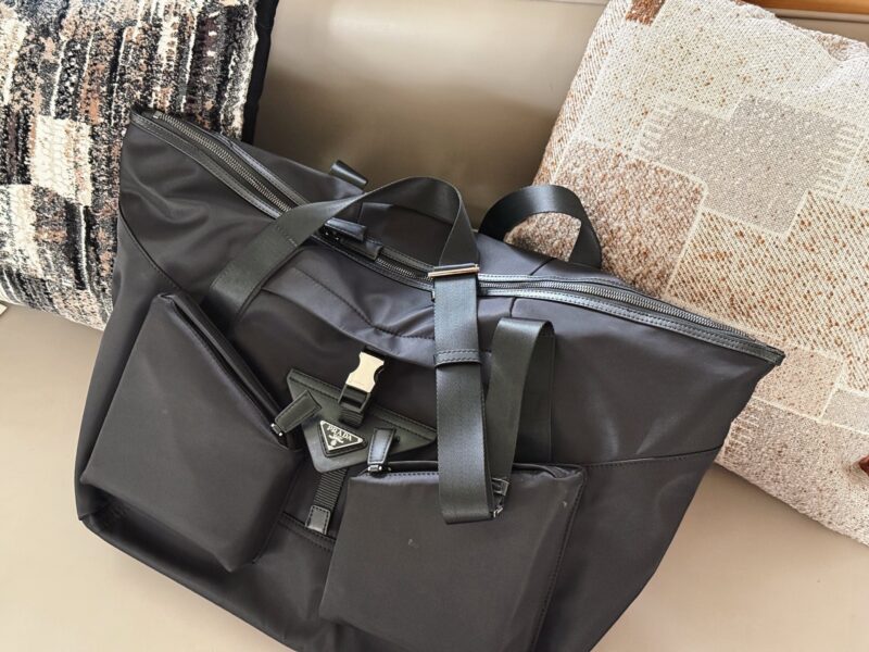 57c6c1546b.jpg 270 without box
Size: Bottom width 45, top width 65, height 40
Prad tote (shopping bag)
The leather material is thick and textured
A great combination of travel and fitness!
Really practical!!