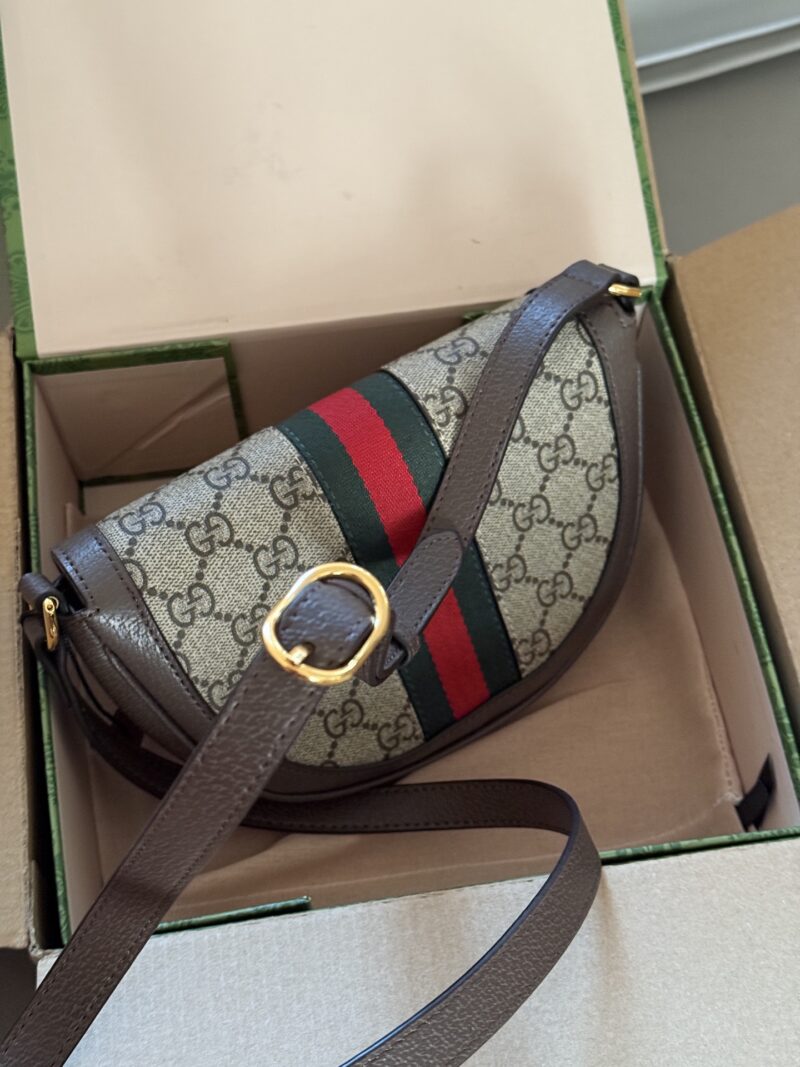 57ec4c012b.jpg 210 box
Size: 20 (top width) * 4cm
GG ophilia 23ss saddle bag,
It's hard not to love after watching it
Inside the original hardware version!
The upper body effect is also amazing!