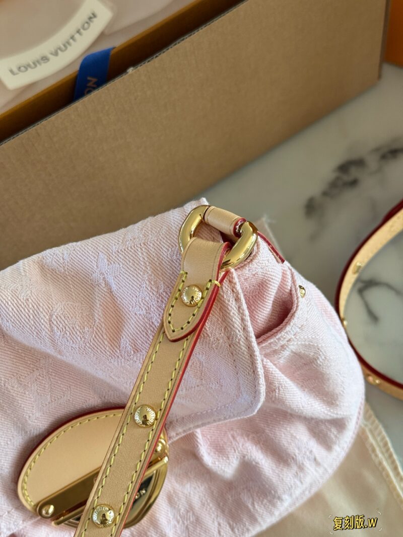 320 box (replica version)
size：26*18cm
L's denim sunset is perfect for spring and summer
I really like the tannin series
The Sunset capacity is sufficient,
Soft and not afraid of pressure,
Pink cherry blossom ingots are too cute!! Who can withstand this