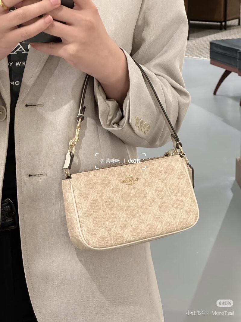 Coach relief nolita mahjong
Those who have bought Coach Outlet should know that either running naked or giving away a plastic bag with a logo has no sense of ceremony .
However, the official box set is still worthy of praise. It is paired with a C-bu...