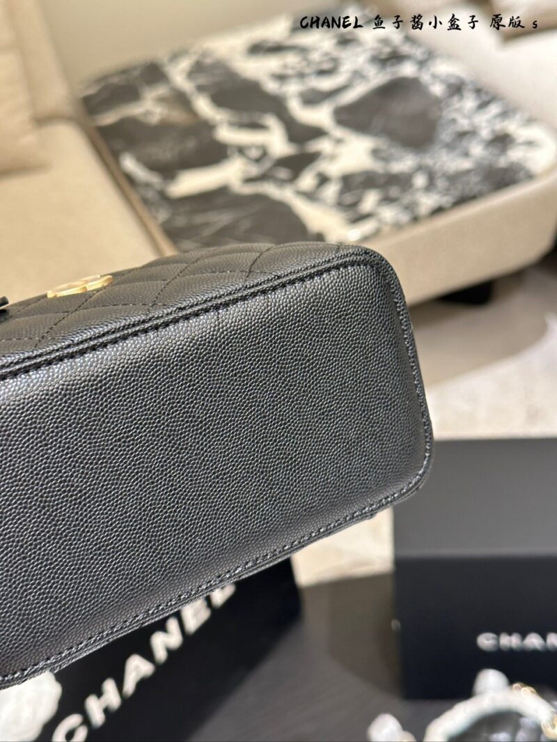 Chanel Long Box P225
Four Seasons Series [Happy]
Litchi skin long box
The most beautiful long box in history, besides the most thoughtful lychee cowhide! The chain is also the latest design, super cute! The flip cover also comes with a makeup mirro...