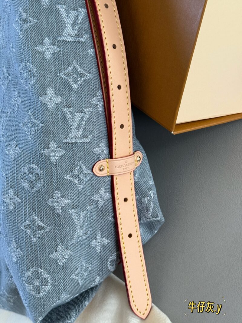 5815a2bf1a.jpg 345 box
size:41*29cm
L's old flower, Carryall, is everywhere on the road,
Let's have a different one
This denim bag exudes a vintage atmosphere and is packed with UP!
The pattern, fabric, and hardware taste are all okay!
Carryall denim goes well wi...
