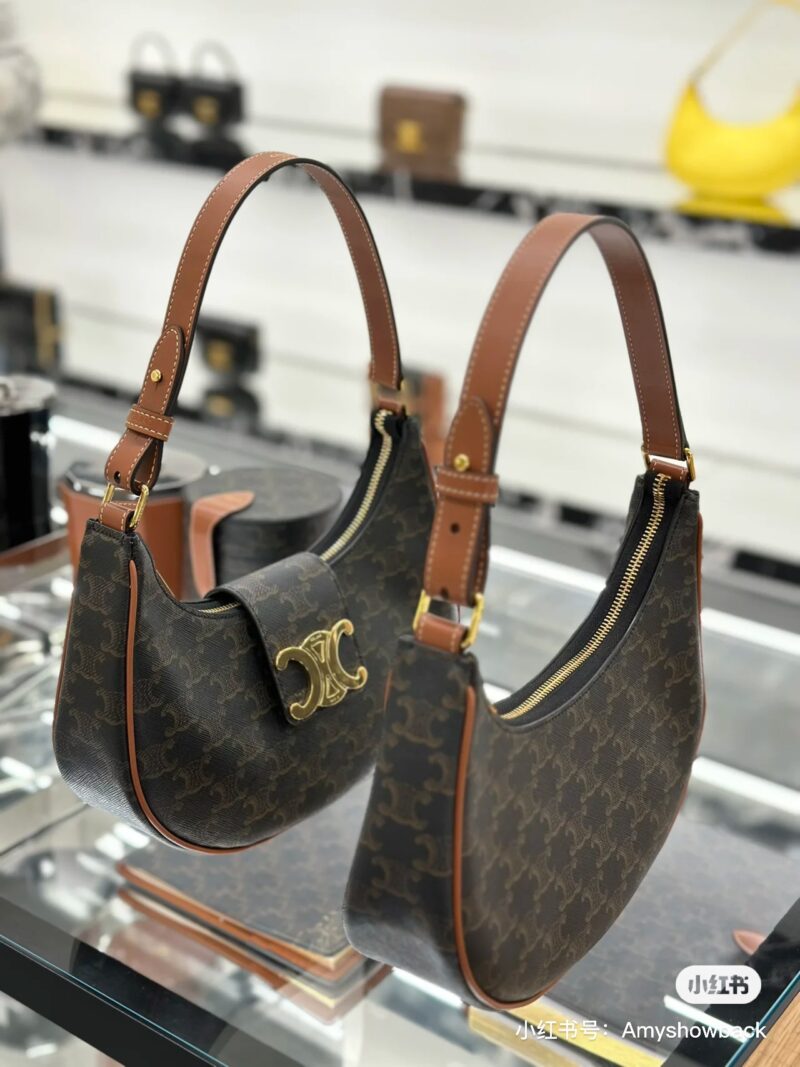 583a053c8f.jpg Celine's Ava Underarm Bag, a vintage flower, has released a new big logo. It's on the market, just a stroll in the store
I had no idea about this new product being launched
But compared to the old Ava, the new Ava
Feeling exaggerated, I instantly wan...