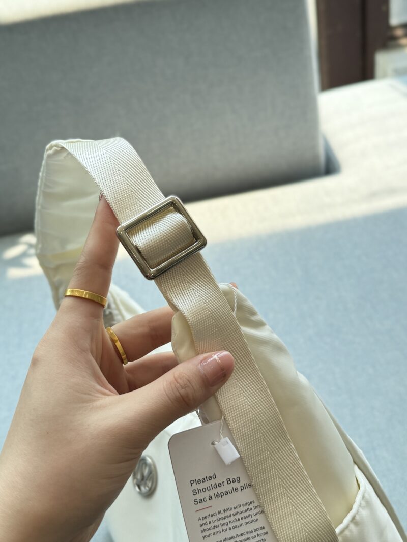 583d101715.jpg 180 airplane box
size:27×19
Lululemon 4L Nylon Underarm Bag Handbill Shoulder Bag
Underarm handbags are also full of design sense! Smooth and textured, with a large capacity!
Love at first sight armpit croissant