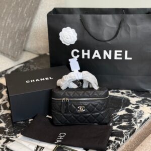 Prada's latest single shoulder crossbody bag has been shipped. It is a high-end luxury original board imported waterproof fabric with cross patterned cowhide, luxurious triangular mark hardware, clear logo, and quality that is absolutely comparable t...