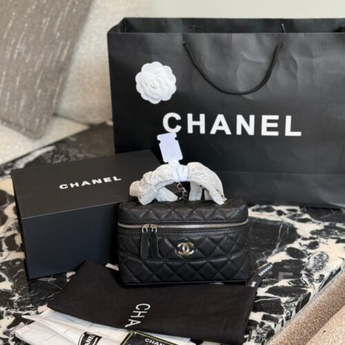 p250
Today I received a package of 1.8w and a Chanel 25c box
Chanel 25CLP black gold chain bag is coming!
Dyeing the classic black and gold color scheme, exuding a sense of luxury. Litchi cowhide, with excellent texture.
The design of the Cocoon Isla...