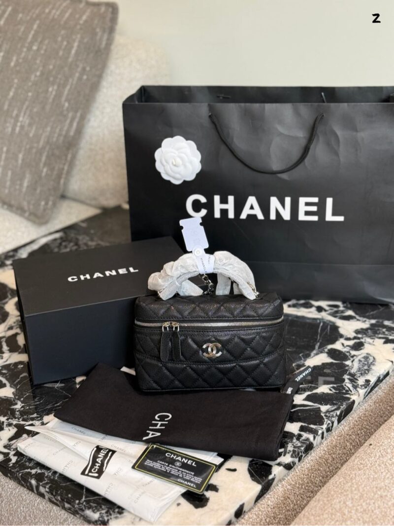 5842f2cd12.jpg p250
Today I received a package of 1.8w and a Chanel 25c box
Chanel 25CLP black gold chain bag is coming!
Dyeing the classic black and gold color scheme, exuding a sense of luxury. Litchi cowhide, with excellent texture.
The design of the Cocoon Isla...