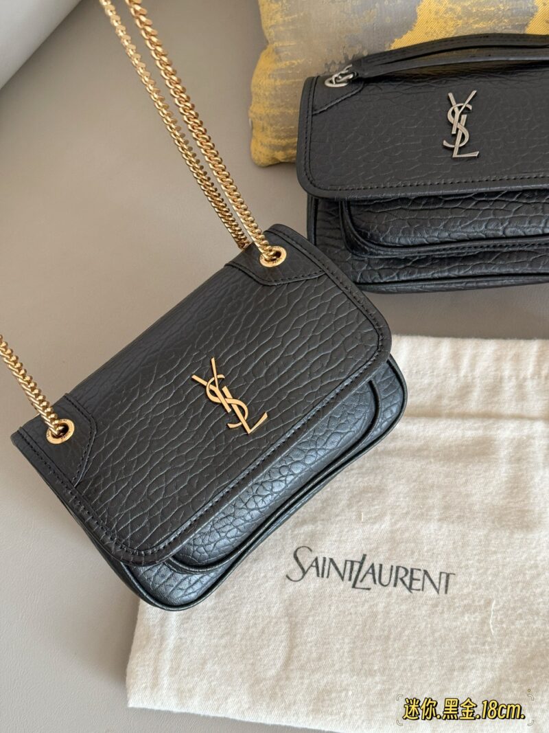584affc2cc.jpg 220 without box
size:18*12cm
The long-awaited
Mini magic wand niki finally arrived
High order version Nikki
YSL Nikki leather material has a soft and sticky texture ??
Small body, large capacity. Two phones can be placed anywhere
Highly recomme...