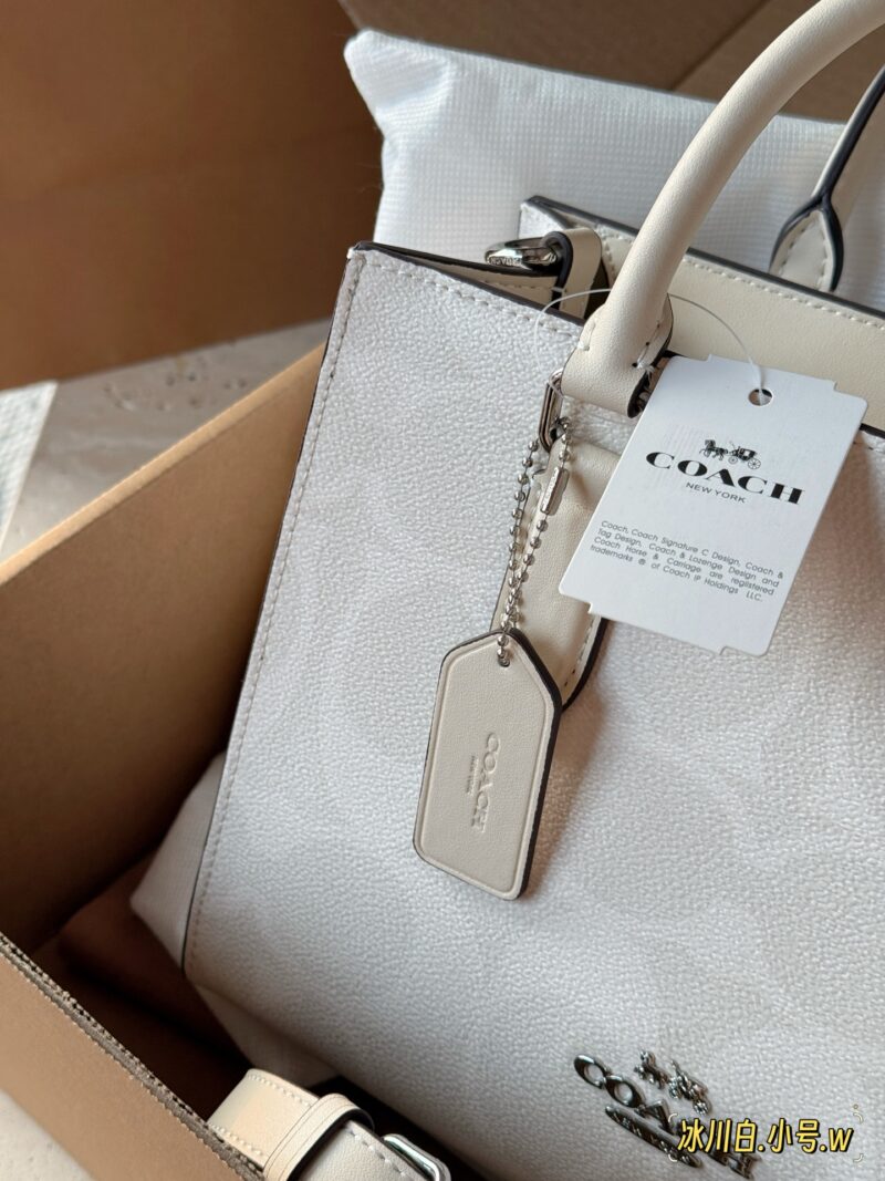 584ca4a553.jpg 265 box
size:25*19cm
Maggie's exquisite tote from C family
Old Flower Small Tote Bag Type
Handheld exquisite and versatile crossbody with elegant temperament!