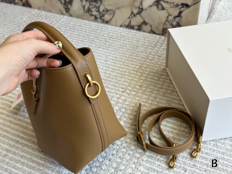 58539f175b.jpg 240 (with box)
Size: 16 * 20cm (small size)
YSL Saint Laurent | Le37
Don't make the bucket bag too cute and spicy!!!!
It can be carried by hand or shoulder strap, and can be carried on one shoulder~There are various ways to carry it~
The leather is d...