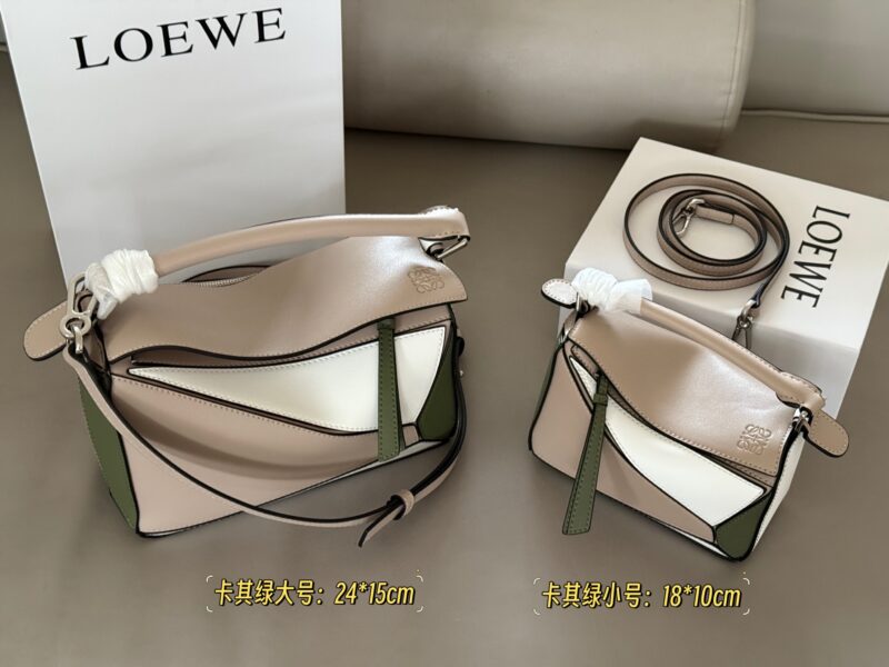 5854d563a3.jpg 225 255 box
Size: 18 * 10cm (mini)
24 * 15cm (large size)
Loewe Geometry Package Puzzle
Truly cannot be missed,
?? Cowhide quality!
Completely hold on!
Puzzle khaki green color combination
Even high-level ones have to overflow
