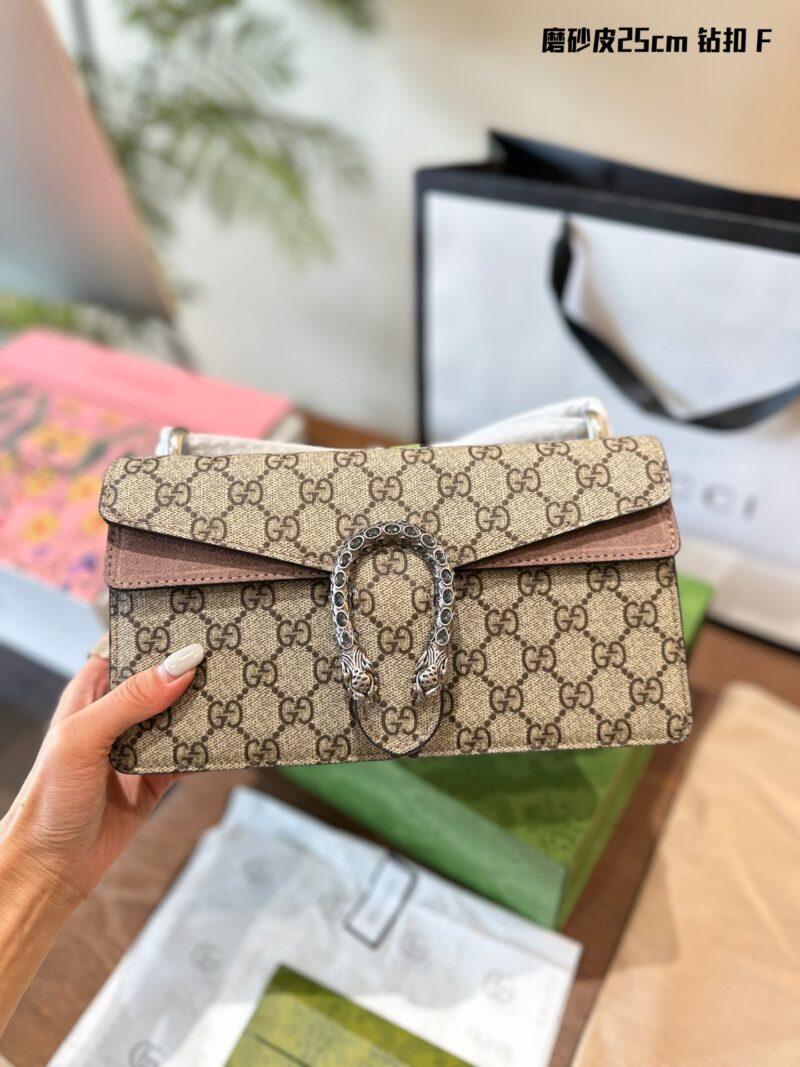 Gucci Diamond Button Wine God P270
Many people say this bag is the tears of the times, but I believe it is the beauty of love~~
Gucci Dionysus' wine god bag was released at the 2015 autumn/winter women's fashion show, and in 2022, a new diamond butto...
