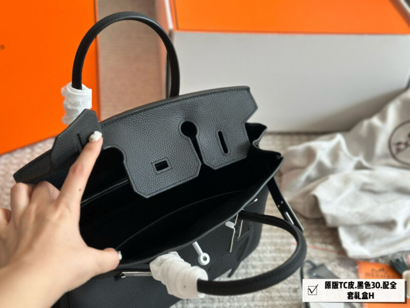 587993c049.jpg 345 with folding box+airplane box
Size: 30cm upgraded version
Original quality ?
Original TC leather side panel steel seal code ??
The lock is made of copper, with a scarf and a flying horse pendant ??
The season for carrying platinum bags ...