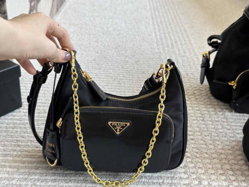 588361c744.jpg 195 pairs of boxes
size:22 13cm
Prada Hobo Nylon Underarm Bag
Seeing the physical object is truly perfect!
package ??
Designed to be super convenient and comfortable!