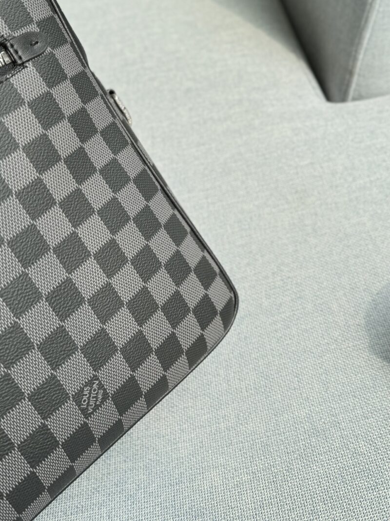 Cowhide 340
size：39×29
LV checkerboard commuting bag, office bag, computer bag, single shoulder crossbody bag
Can be carried diagonally or by hand
The capacity is also very large, it can hold files and computers
Black versatile, classic
The materi...
