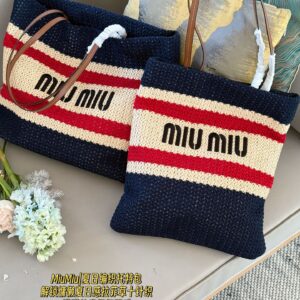 200 without box
Size: 36 * 37cm (vertical version)
Medium width 45 * 35cm (horizontal version)
MiuMiu woven bag, win hemp
This crochet tote bag
Splicing patterns with vibrant color blocks!
What you need for a perfect texture score is one
Loose short-...