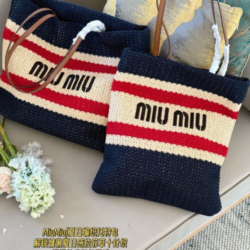 200 without box
Size: 36 * 37cm (vertical version)
Medium width 45 * 35cm (horizontal version)
MiuMiu woven bag, win hemp
This crochet tote bag
Splicing patterns with vibrant color blocks!
What you need for a perfect texture score is one
Loose short-...