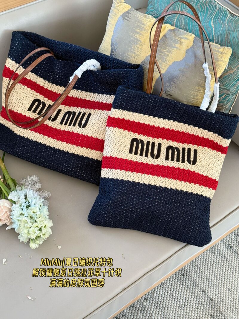 200 without box
Size: 36 * 37cm (vertical version)
Medium width 45 * 35cm (horizontal version)
MiuMiu woven bag, win hemp
This crochet tote bag
Splicing patterns with vibrant color blocks!
What you need for a perfect texture score is one
Loose short-...