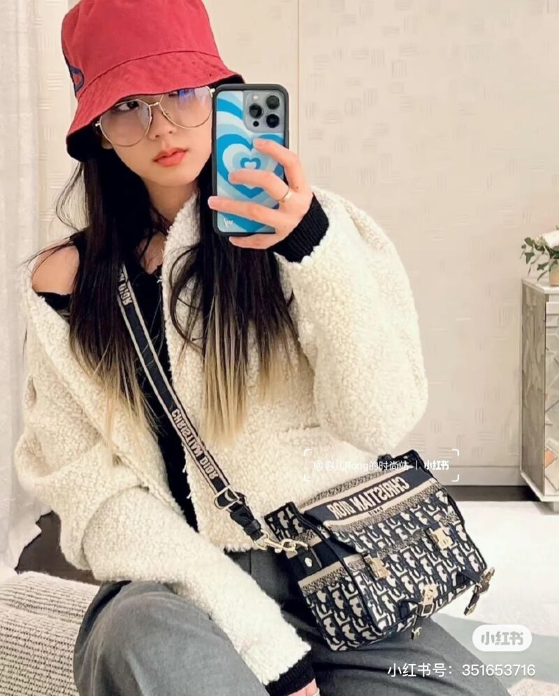 Dior Postman Bag,
Light weight, large capacity, can fit all daily needs
Oblique Jacquard Canvas Fabric is Versatile and Durable # Dior