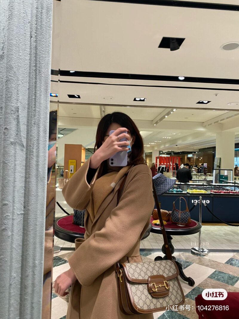 Gucci 1955. The globally popular horseclip handbag
!! ! Your collection of male goddesses and goddesses is completely complete - none of them can be missing. Wow, retro and durable, this year's hottest bag, owned by various celebrities, is a fashiona...