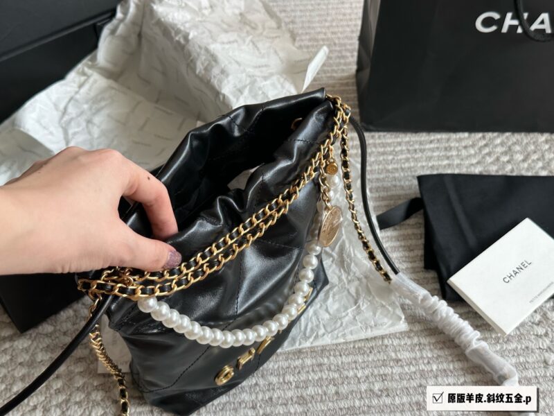 58fef8bbaa.jpg 295 original sheepskin box
size:20*20cm
Xiaoxiangjia Mini 22bag
The scaled down 22bag looks particularly cute and playful,
The first layer is made of calf leather material,
Soft and lightweight!
Search for garbage bag mini