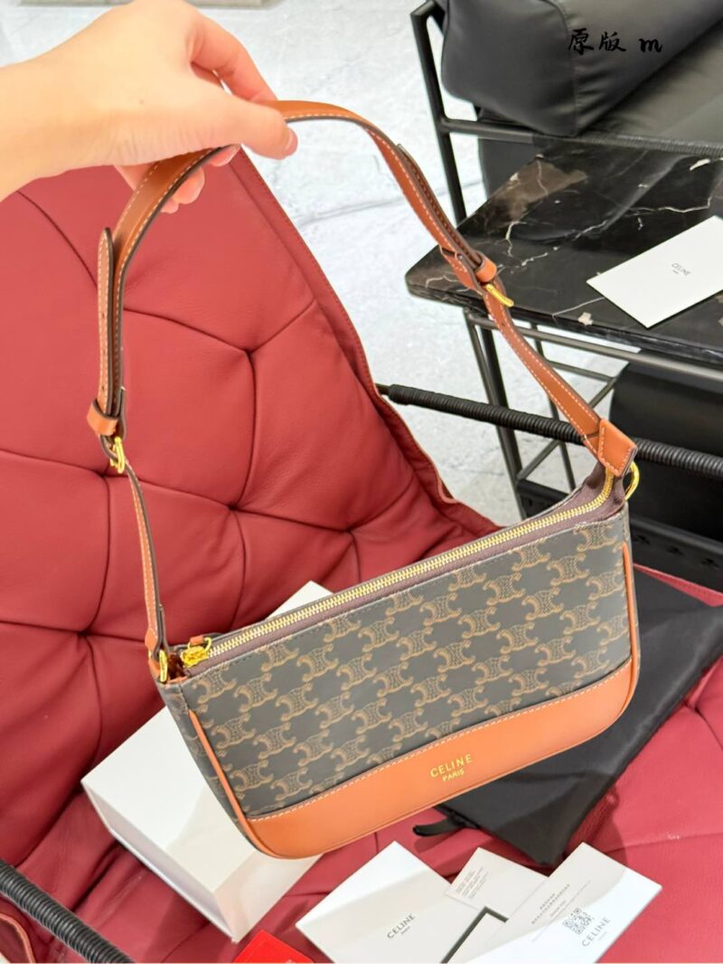 5902f8d6cb.jpg Celine Underarm Bag P205
Celine/Celine Mahjong Underarm Bag#
The bag is more retro and recognizable, and it is very fashionable to carry it by hand or clip it under the armpit!! Although not suitable for crossbody, the shoulder strap can also be adju...