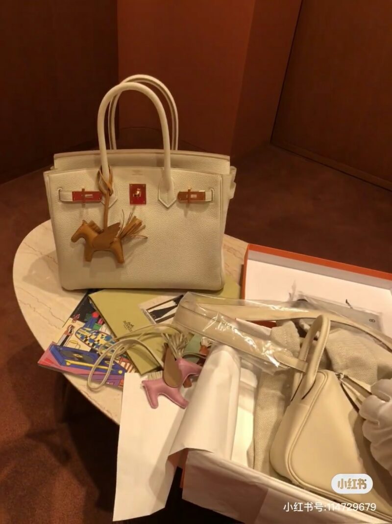 591ba5b385.jpg Bk30 milkshake white
BK30 milkshake white Togo leather gold buckle
I finally understand why Birkin30 milkshake is so popular!
It's just a perfectly warm and soft white with a hint of light gray, and a slightly cool tone with a hint of coolness
The wh...