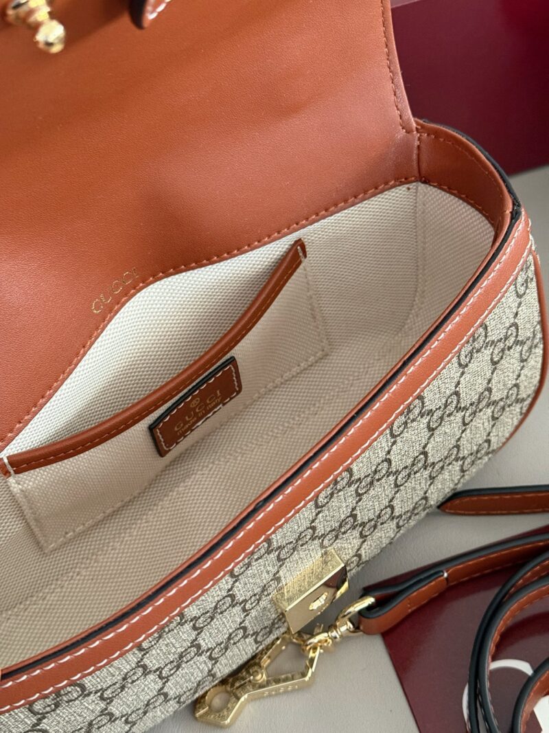 5933406178.jpg 230 sets (gift box)
Size: 23 * 13cm
GG 1955 Handheld Edition New Bag
I don't know if everyone feels the same way as me,
This new 1955 color scheme is even more fashionable~
Hand carried crossbody
Search GG 1955 saddle