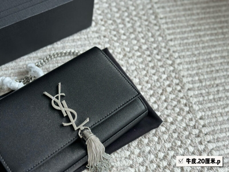 59465eaf4c.jpg 235 box cowhide
Size: 20 * 12cm (small)
YSL WoC envelope package
kate
Caviar cowhide looks particularly good in texture! Durable and wear-resistant!
? Crossarm ? Underarm