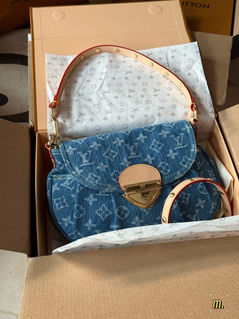 595101a6e1.jpg 300 boxes (replica version)
size:26*18cm
L's denim sunset is perfect for summer
I really like the tannin series
The Sunset capacity is sufficient,
Soft and not afraid of pressure,
Color resistant and stylish!