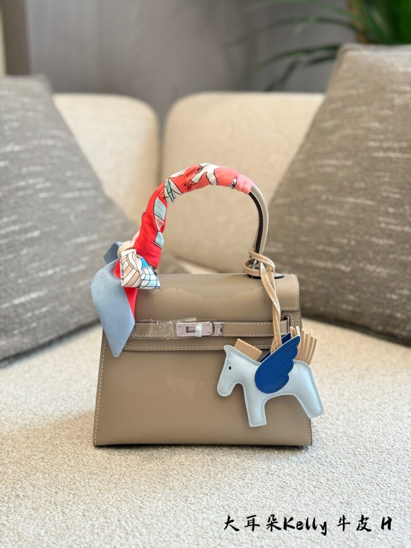 Exclusive Hermes Big Ears P375
Sichuan Super Popular Baby! Mini Kelly's' grandmother ', big ears that have been discontinued for more than 20 years! It's hard to find a package on the market. It's lucky to be able to recycle my wife. This time, we br...